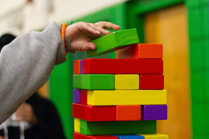 Kind bouwt toren op school of kinderopvang